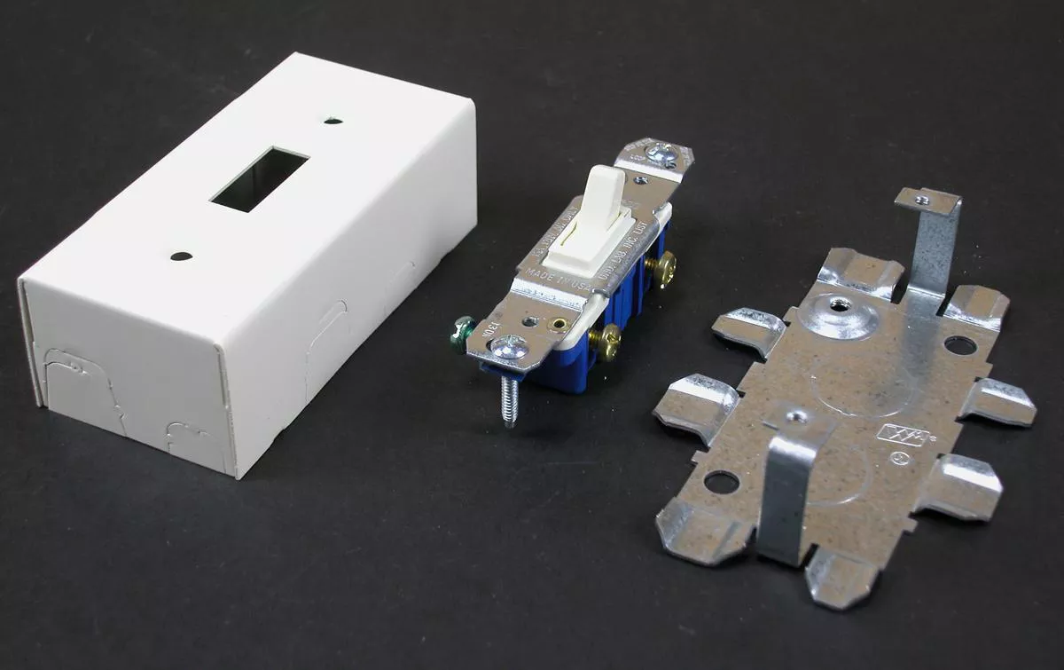 WIREMOLD VC57240 15A 120V 1-Gang 500/700 Series Switch & Box Fitting, Ivory